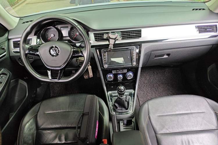 Used Volkswagen Bora 2016 1.6L Manual Comfort Model Center Console