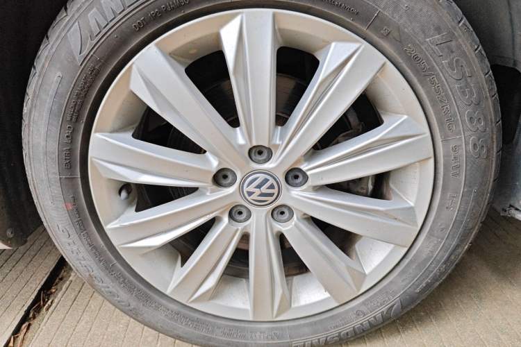 Used Volkswagen Bora 2016 1.6L Manual Comfort Model Right Front Wheel Hub