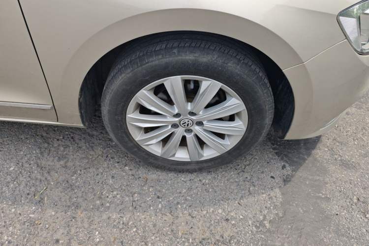 Used Volkswagen Bora 2016 1.6L Manual Comfort Model Right Front Wheel Hub