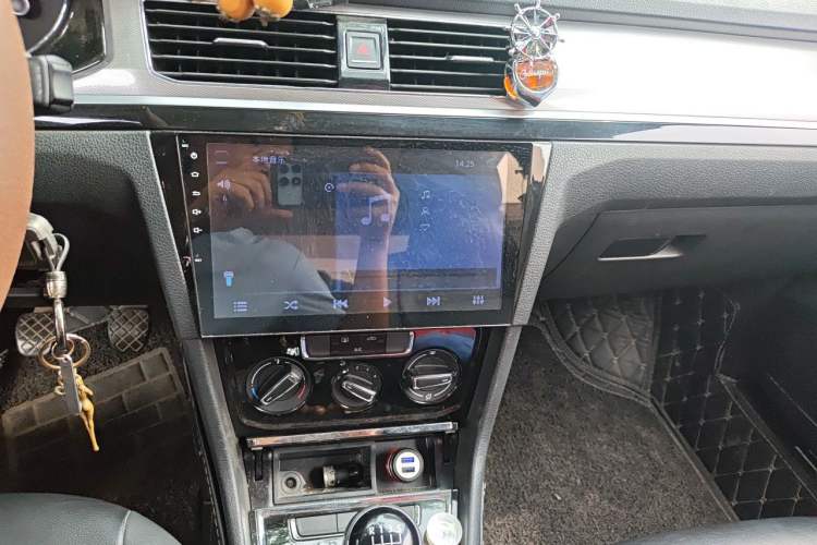 Used Volkswagen Bora 2016 1.6L Manual Comfort Model Audio And AC Panel