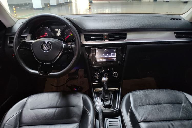 Used Volkswagen Bora 2016 1.6L Automatic Comfort Model Center Console