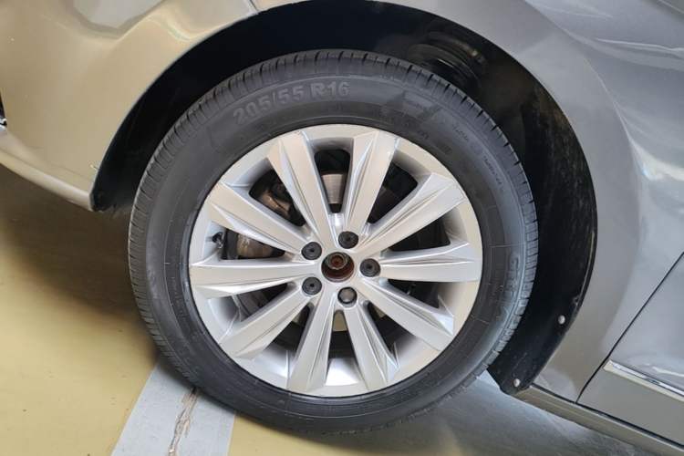 Used Volkswagen Bora 2016 1.6L Automatic Comfort Model Left Front Wheel Hub
