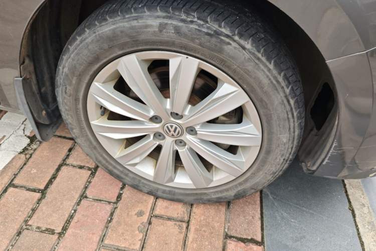 Used Volkswagen Bora 2016 1.6L Automatic Comfort Model Right Front Wheel Hub