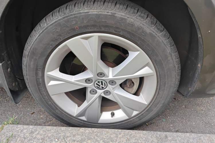 Used Volkswagen Bora 2016 1.6L Manual Comfort Model Right Front Wheel Hub