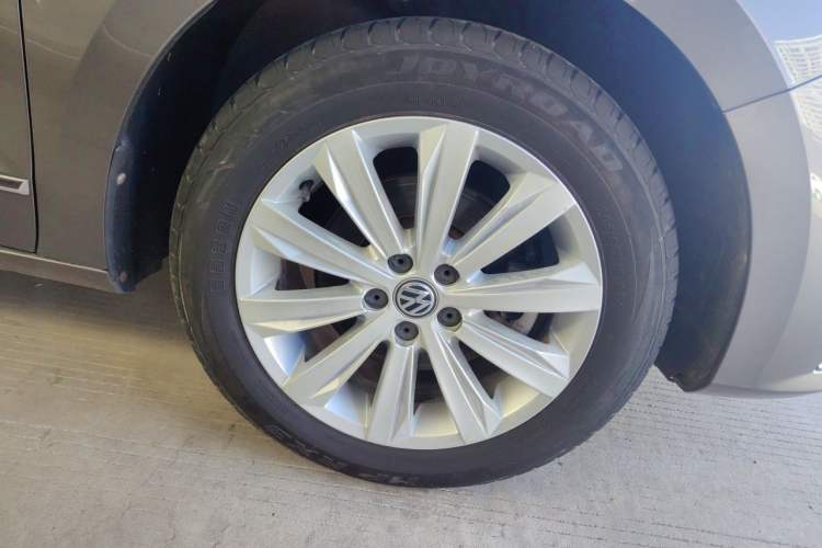 Used Volkswagen Bora 2016 1.6L Manual Comfort Model Right Front Wheel Hub