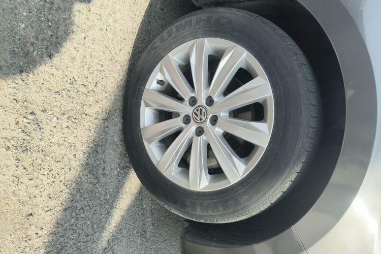 Used Volkswagen Bora 2016 1.6L Automatic Comfort Model Right Front Wheel Hub