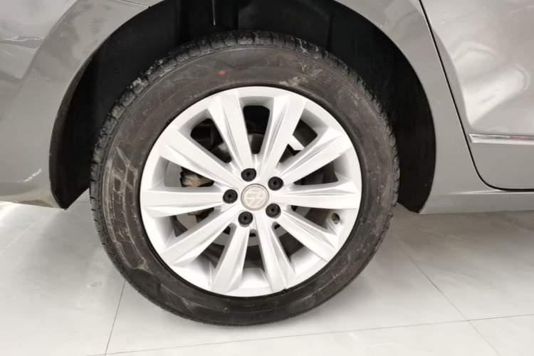 Used Volkswagen Bora 2016 1.6L Automatic Comfort Model Right Rear Wheel Hub