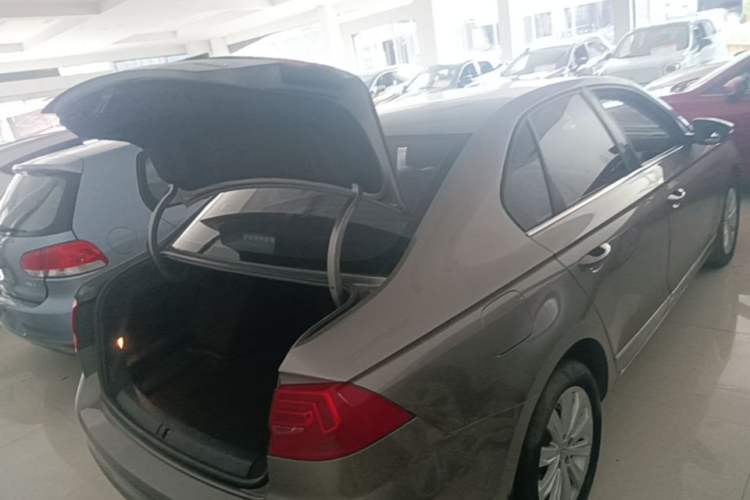 Used Volkswagen Bora 2016 1.6L Automatic Comfort Model Trunk