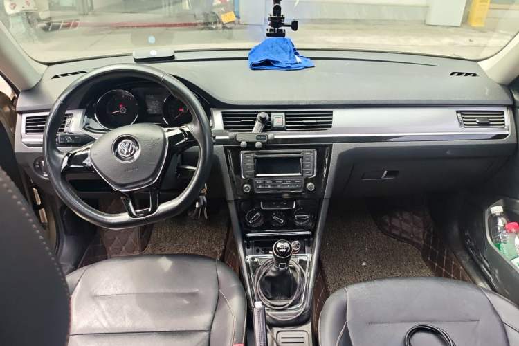 Used Volkswagen Bora 2016 1.6L Manual Comfort Model Center Console
