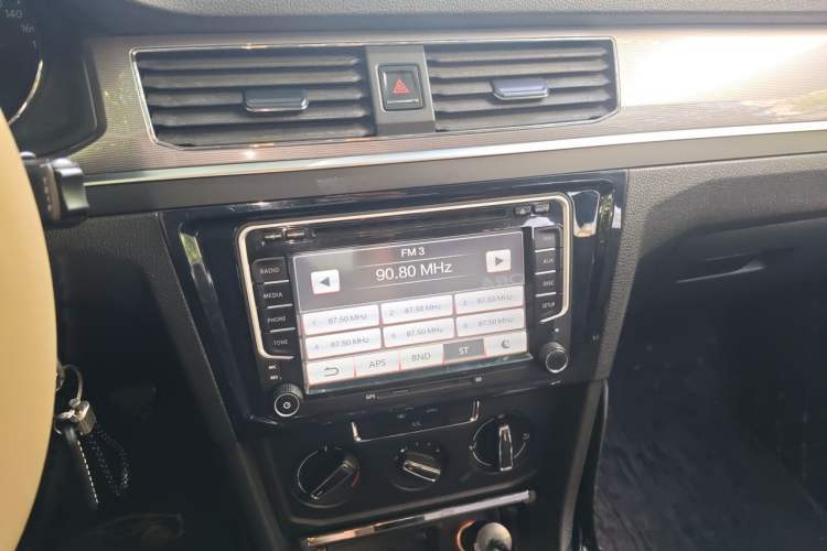 Used Volkswagen Bora 2016 1.6L Manual Fashion Edition Audio And AC Panel