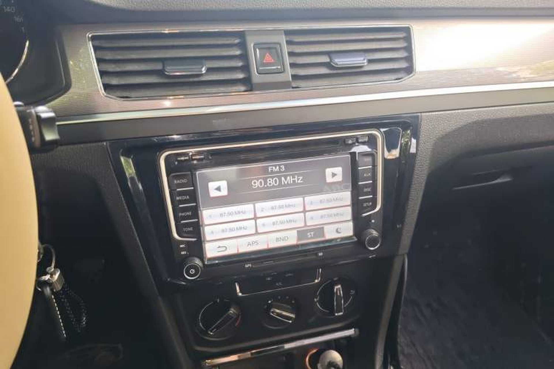 Used Volkswagen Bora 2016 1.6L Manual Fashion Edition Audio And AC Panel