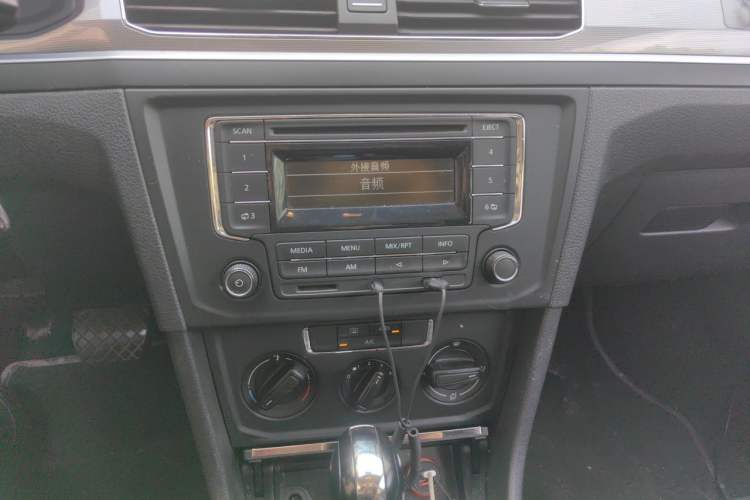 Used Volkswagen Bora 2016 1.6L Automatic Fashion Model Audio And AC Panel