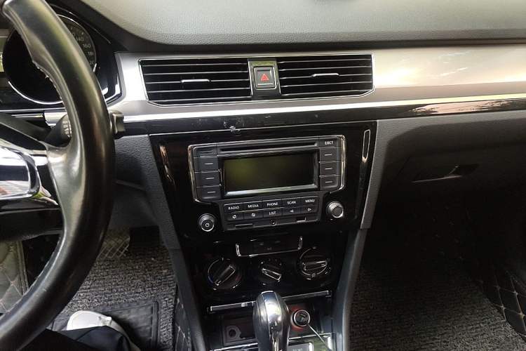 Used Volkswagen Bora 2016 1.6L Automatic Comfort Model Audio And AC Panel