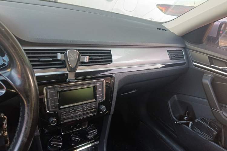 Used Volkswagen Bora 2016 1.6L Manual Comfort Model Audio And AC Panel
