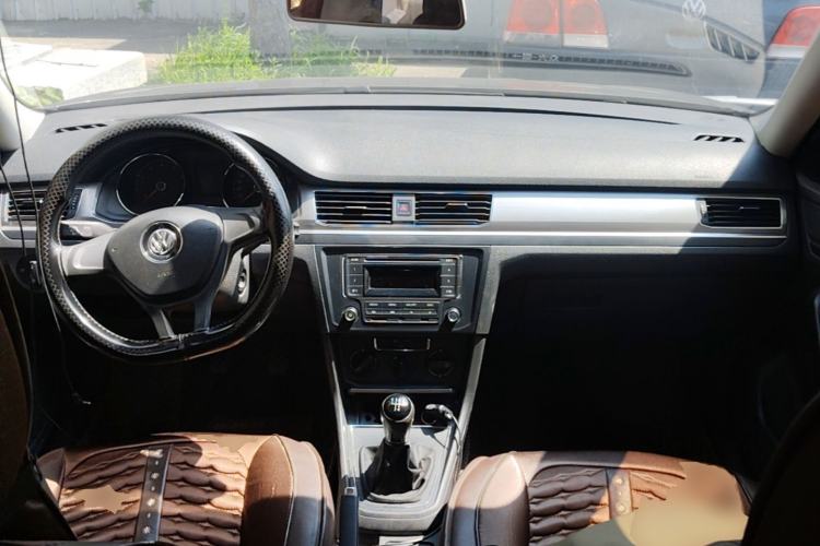 Used Volkswagen Bora 2016 1.6L Manual Fashion Edition Center Console