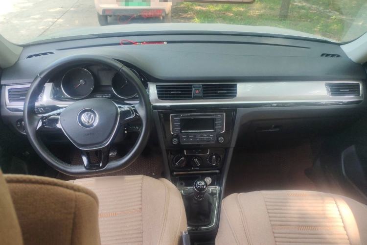 Used Volkswagen Bora 2016 1.6L Manual Comfort Model Center Console
