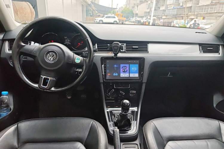Used Volkswagen Bora 2016 1.6L Manual Comfort Model Center Console