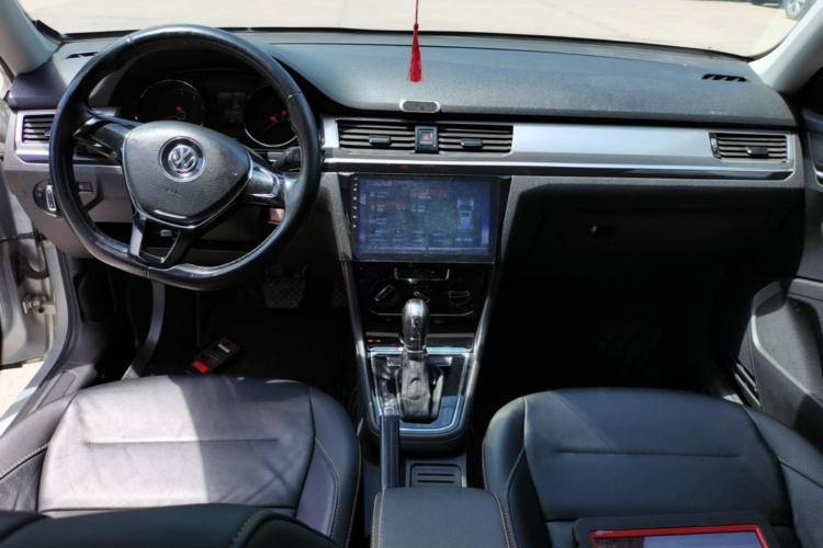 Used Volkswagen Bora 2016 1.6L Automatic Comfort Model Center Console