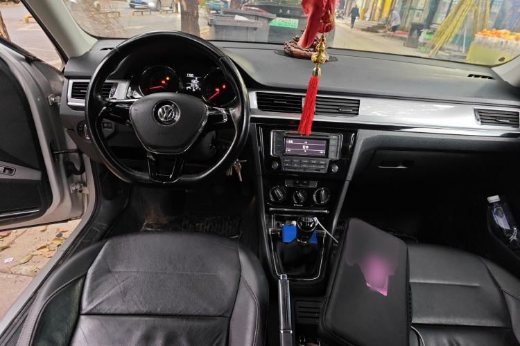 Used Volkswagen Bora 2016 1.6L Manual Comfort Model Center Console
