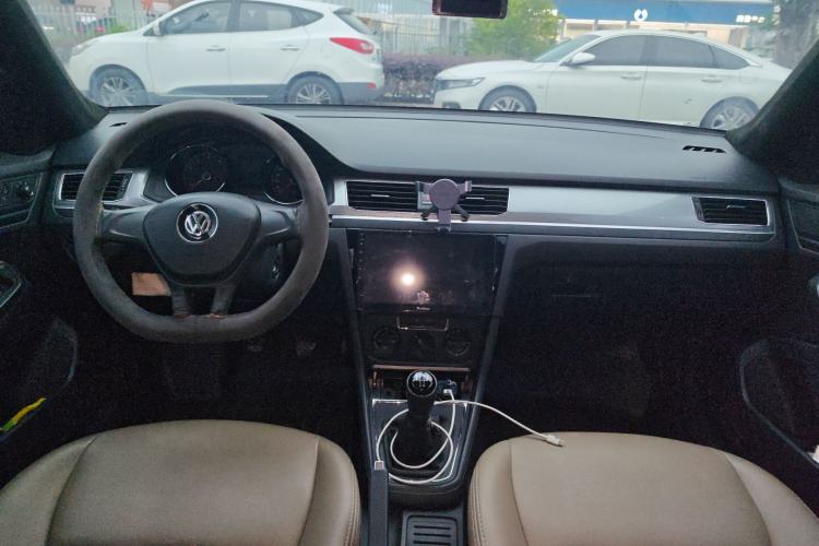 Used Volkswagen Bora 2016 1.6L Manual Fashion Edition Center Console