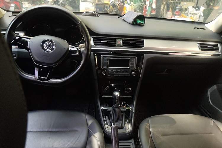 Used Volkswagen Bora 2016 1.6L Automatic Comfort Model Center Console