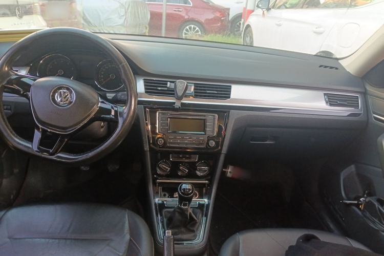 Used Volkswagen Bora 2016 1.6L Manual Comfort Model Center Console