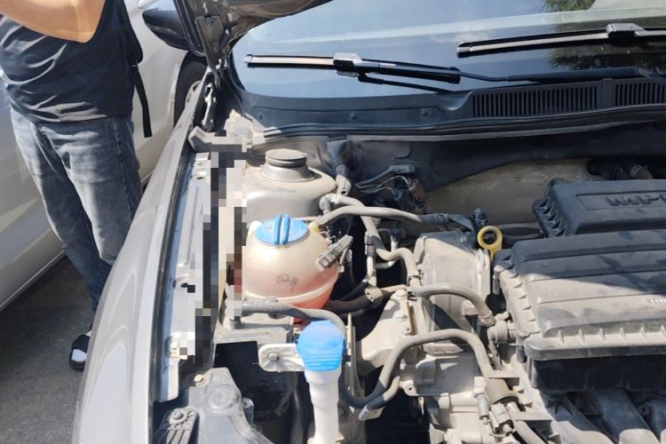 Used Volkswagen Bora 2016 1.6L Manual Fashion Edition Engine Bay Right