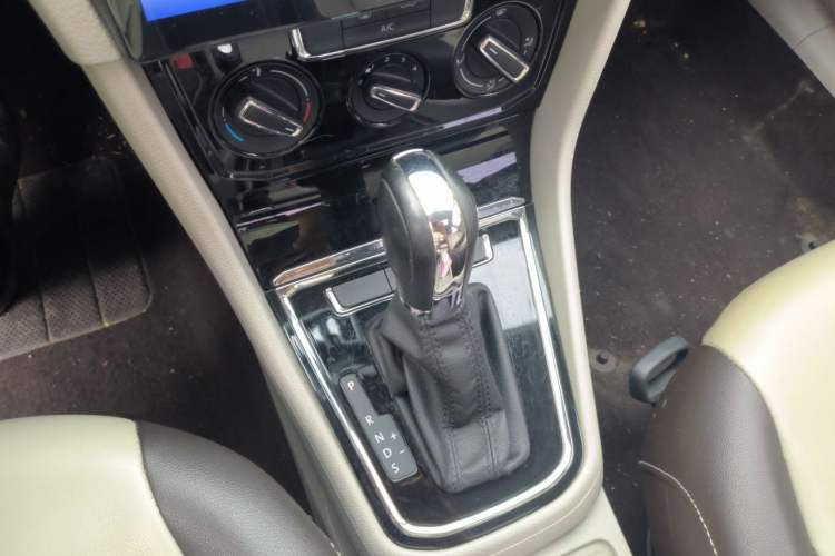 Used Volkswagen Bora 2016 1.6L Automatic Comfort Model Gear Lever