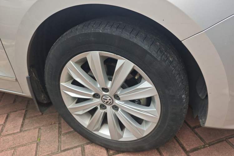 Used Volkswagen Bora 2016 1.6L Automatic Comfort Model Right Front Wheel Hub