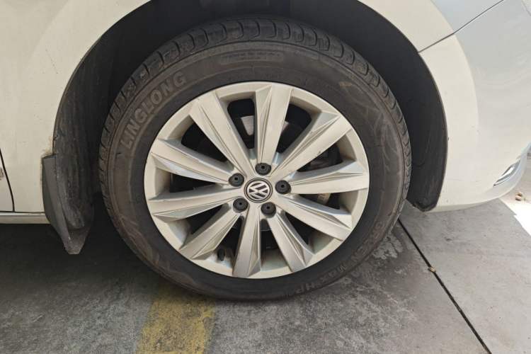 Used Volkswagen Bora 2016 1.6L Automatic Comfort Model Right Front Wheel Hub