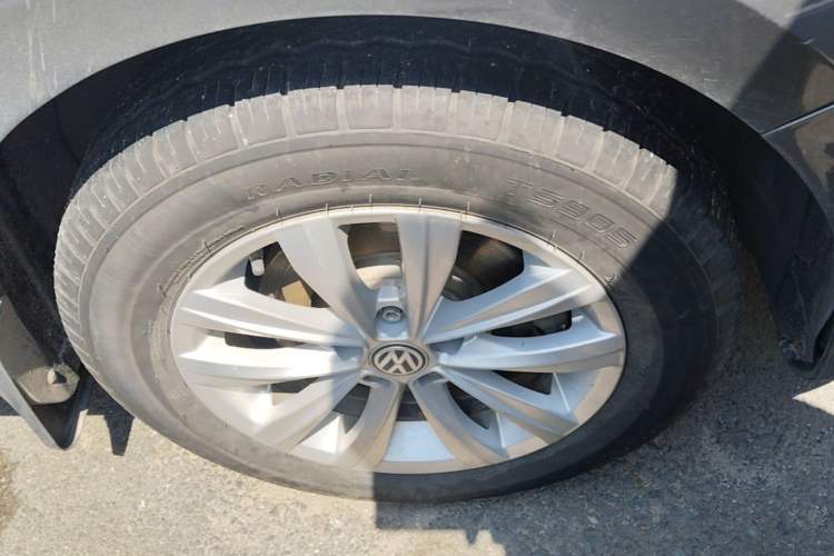 Used Volkswagen Bora 2016 1.6L Manual Fashion Edition Right Front Wheel Hub