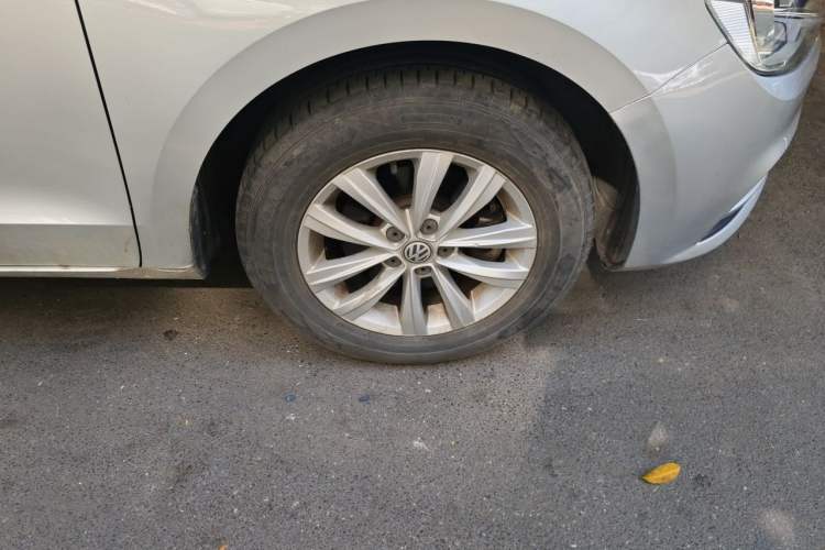 Used Volkswagen Bora 2016 1.6L Manual Fashion Edition Right Front Wheel Hub