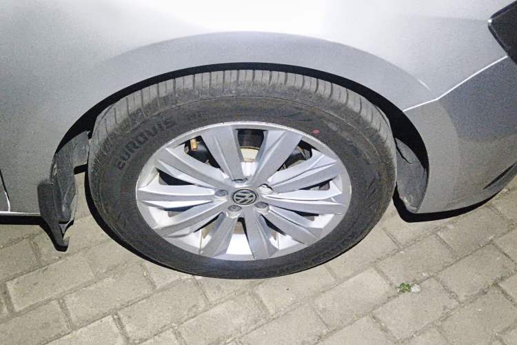 Used Volkswagen Bora 2016 1.6L Automatic Comfort Model Right Front Wheel Hub