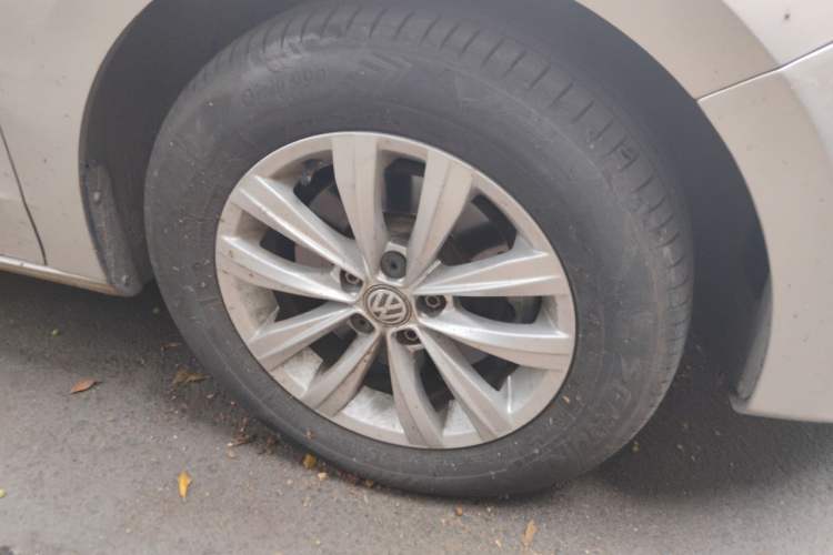 Used Volkswagen Bora 2016 1.6L Automatic Fashion Model Right Front Wheel Hub