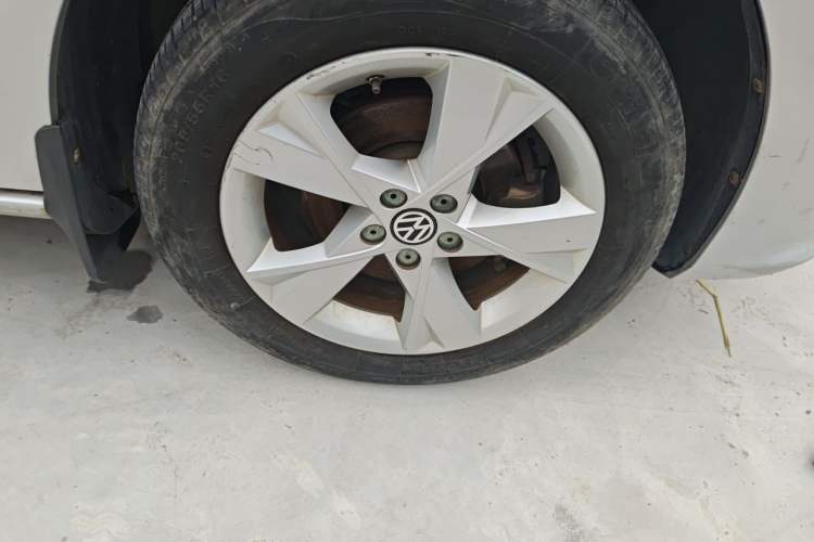 Used Volkswagen Bora 2016 1.6L Manual Comfort Model Right Front Wheel Hub
