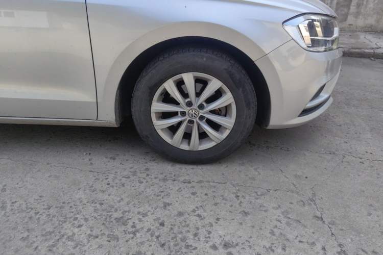 Used Volkswagen Bora 2016 1.6L Automatic Fashion Model Right Front Wheel Hub