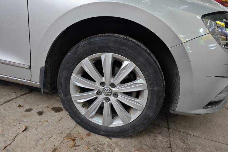 Used Volkswagen Bora 2016 1.6L Manual Comfort Model Right Front Wheel Hub