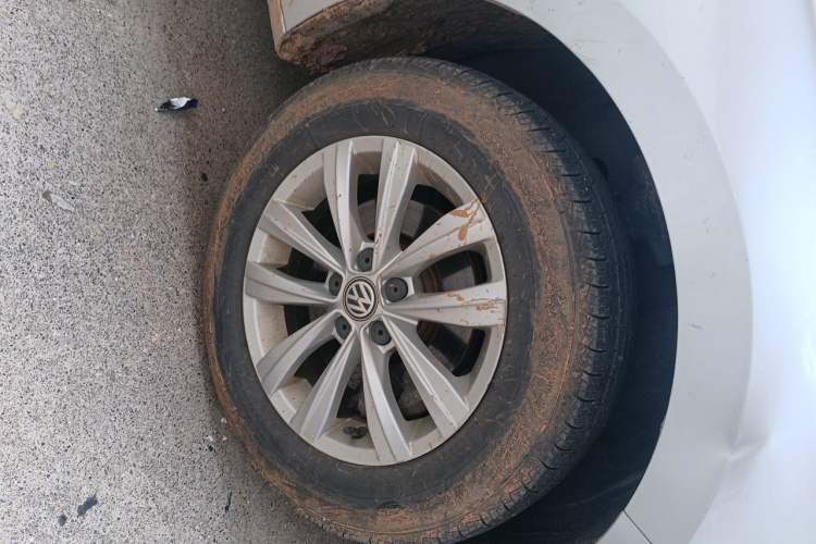 Used Volkswagen Bora 2016 1.6L Manual Fashion Edition Right Front Wheel Hub