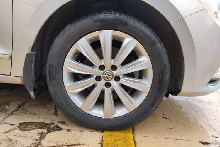 Used Volkswagen Bora 2016 1.6L Manual Comfort Model Right Front Wheel Hub