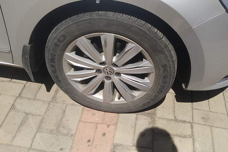 Used Volkswagen Bora 2016 1.6L Manual Comfort Model Right Front Wheel Hub
