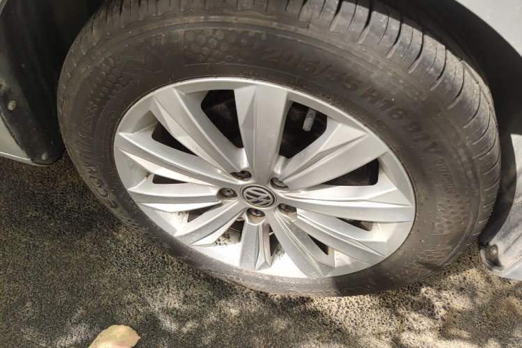 Used Volkswagen Bora 2016 1.6L Automatic Comfort Model Right Front Wheel Hub