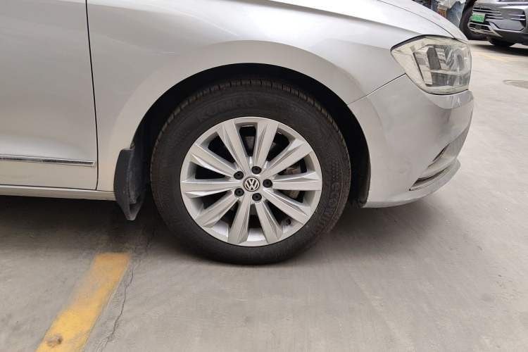 Used Volkswagen Bora 2016 1.6L Automatic Comfort Model Right Front Wheel Hub