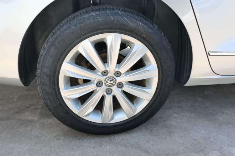 Used Volkswagen Bora 2016 1.6L Automatic Comfort Model Right Rear Wheel Hub