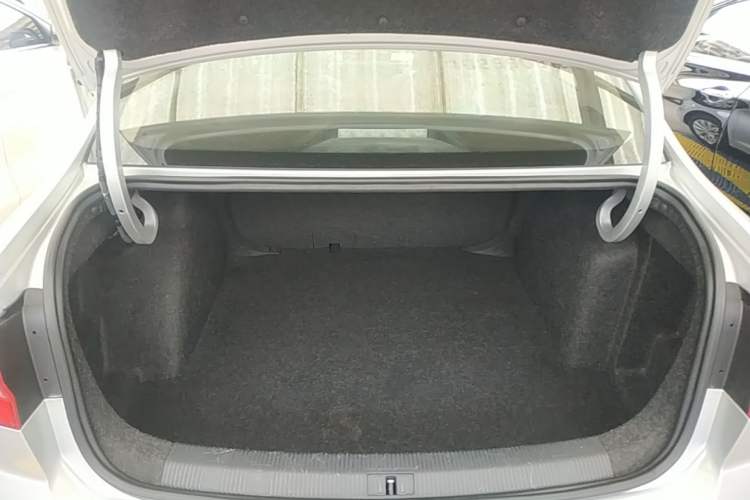 Used Volkswagen Bora 2016 1.6L Manual Fashion Edition Trunk