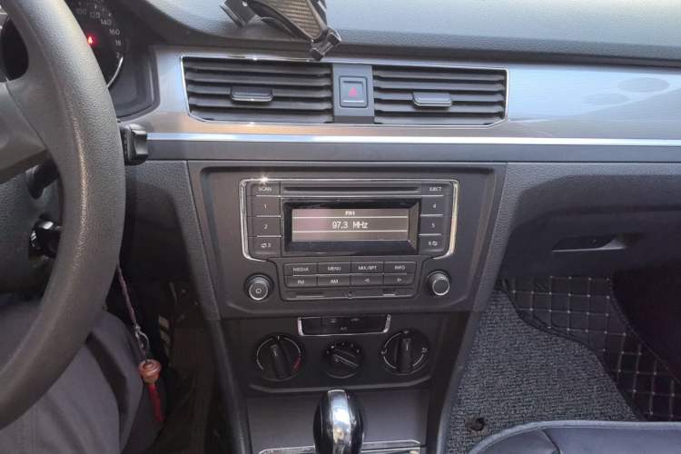 Used Volkswagen Bora 2016 1.6L Automatic Fashion Model Audio And AC Panel