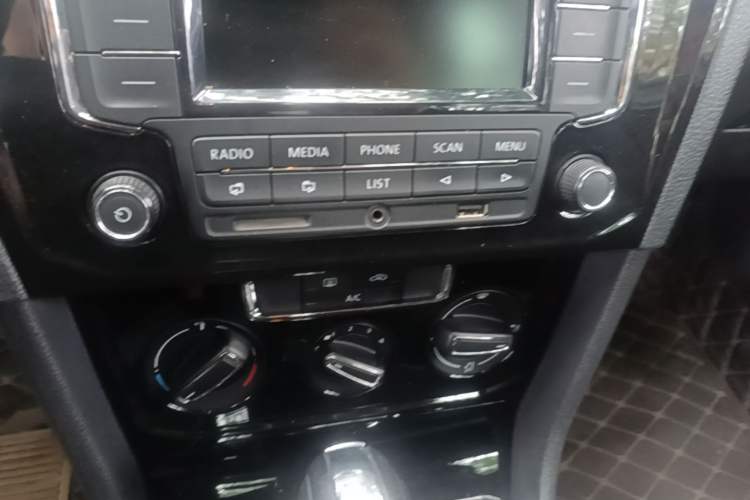 Used Volkswagen Bora 2016 1.6L Automatic Comfort Model Audio And AC Panel