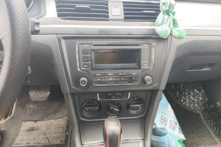 Used Volkswagen Bora 2016 1.6L Automatic Fashion Model Audio And AC Panel