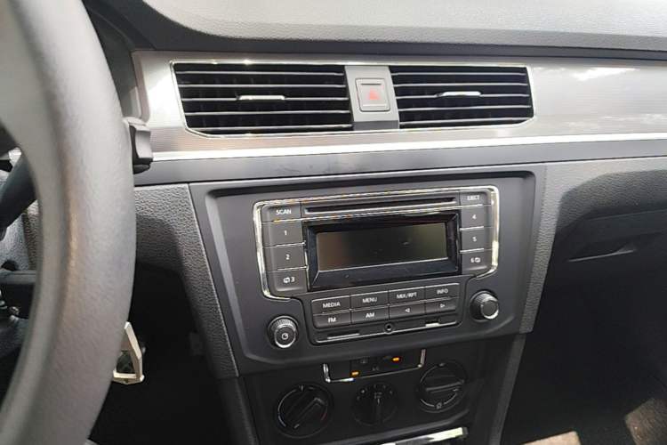 Used Volkswagen Bora 2016 1.6L Automatic Fashion Model Audio And AC Panel