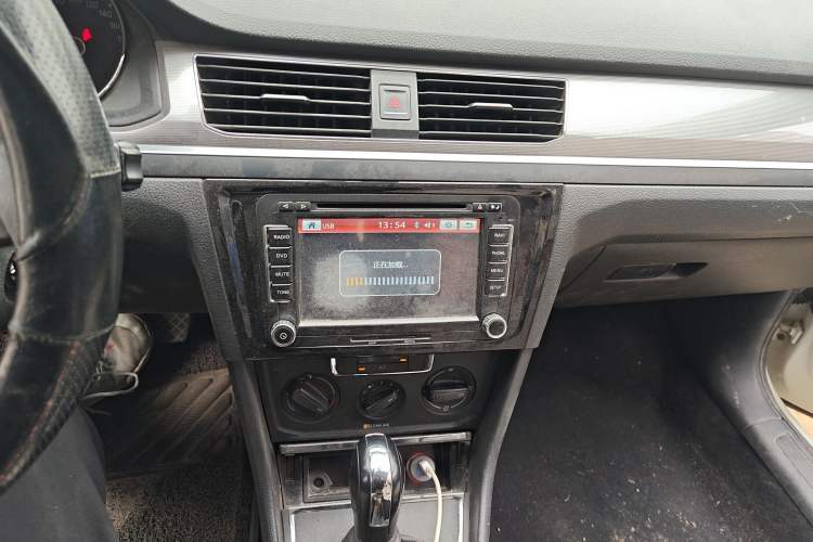 Used Volkswagen Bora 2016 1.6L Automatic Fashion Model Audio And AC Panel