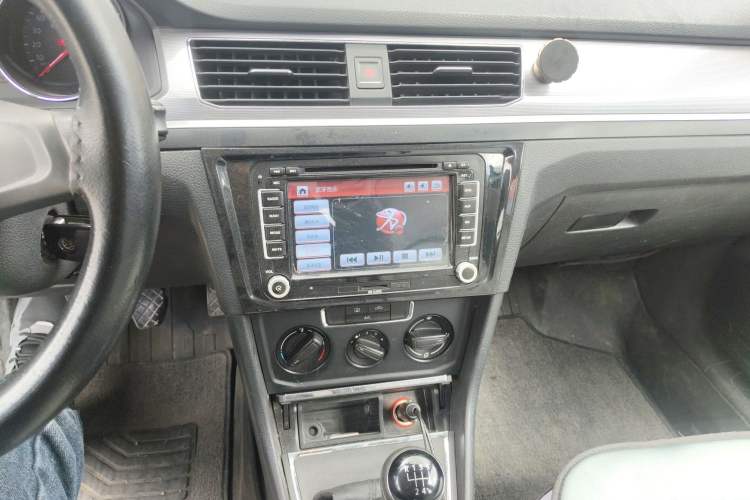 Used Volkswagen Bora 2016 1.6L Manual Fashion Edition Audio And AC Panel